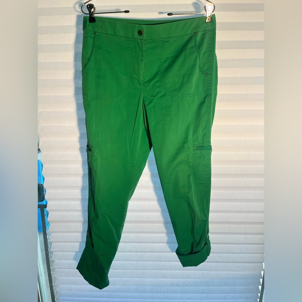 Chico's Kelly Green comfortable versatile well appointed casual Capri pants, 0.5